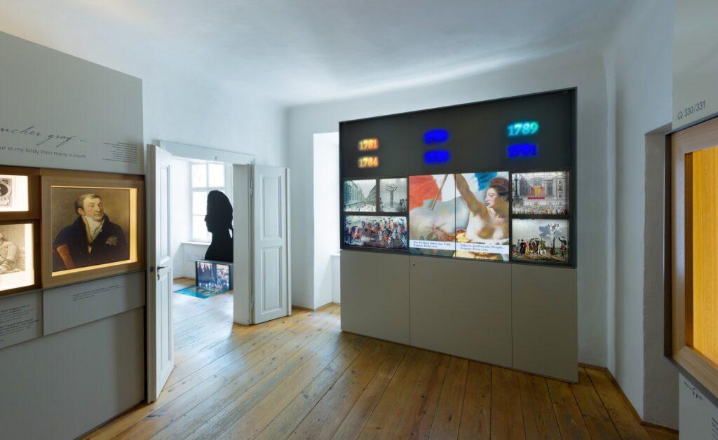 Futuristische Kunstinstallation mit Lichtsäulen, Halbmond, Leinwand und Schwert